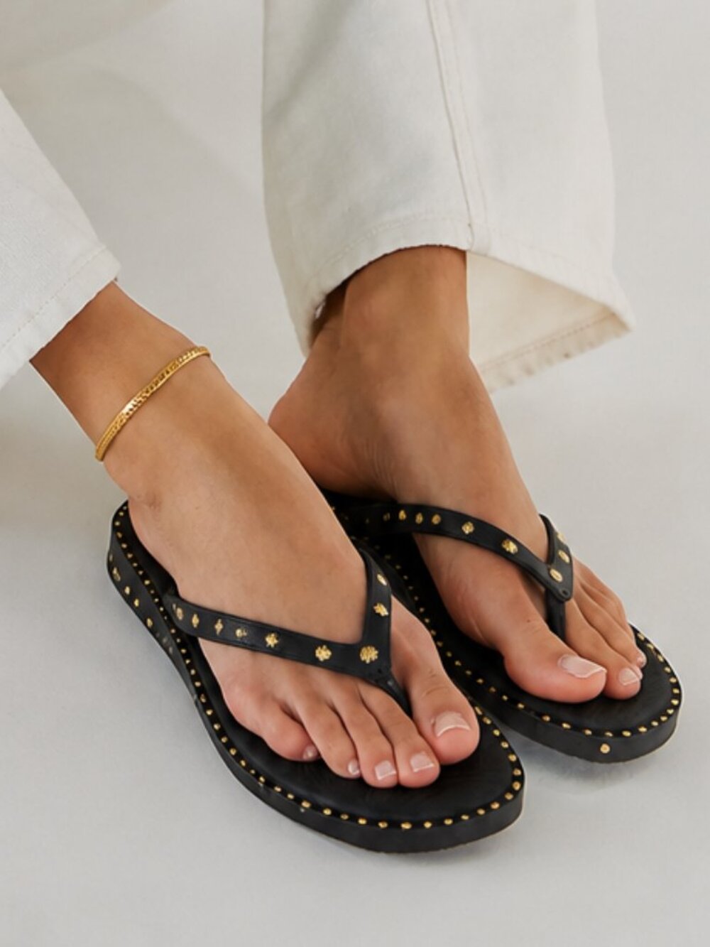 Nicole Miller Black Leather Gold Studded Sandals Thong Flats Chic Summer 8 NEW